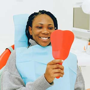 Servicios Colocación de corona dental para reforzar un diente dañado en clínica odontológica