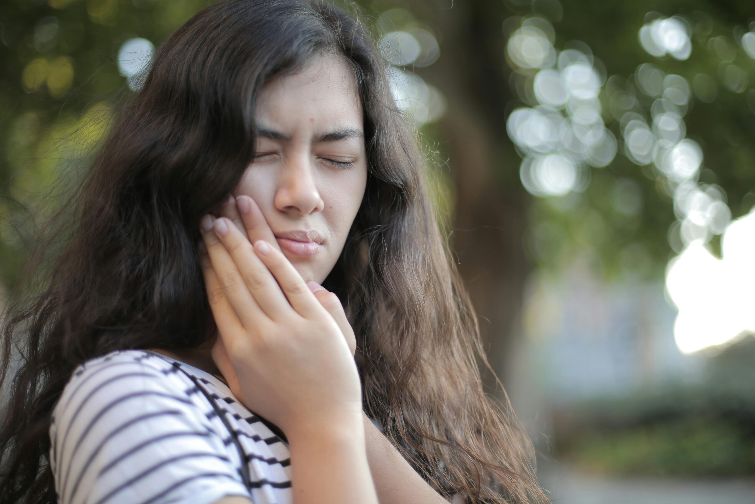 Servicios Procedimiento de extracción dental realizado de forma segura en clínica odontológica