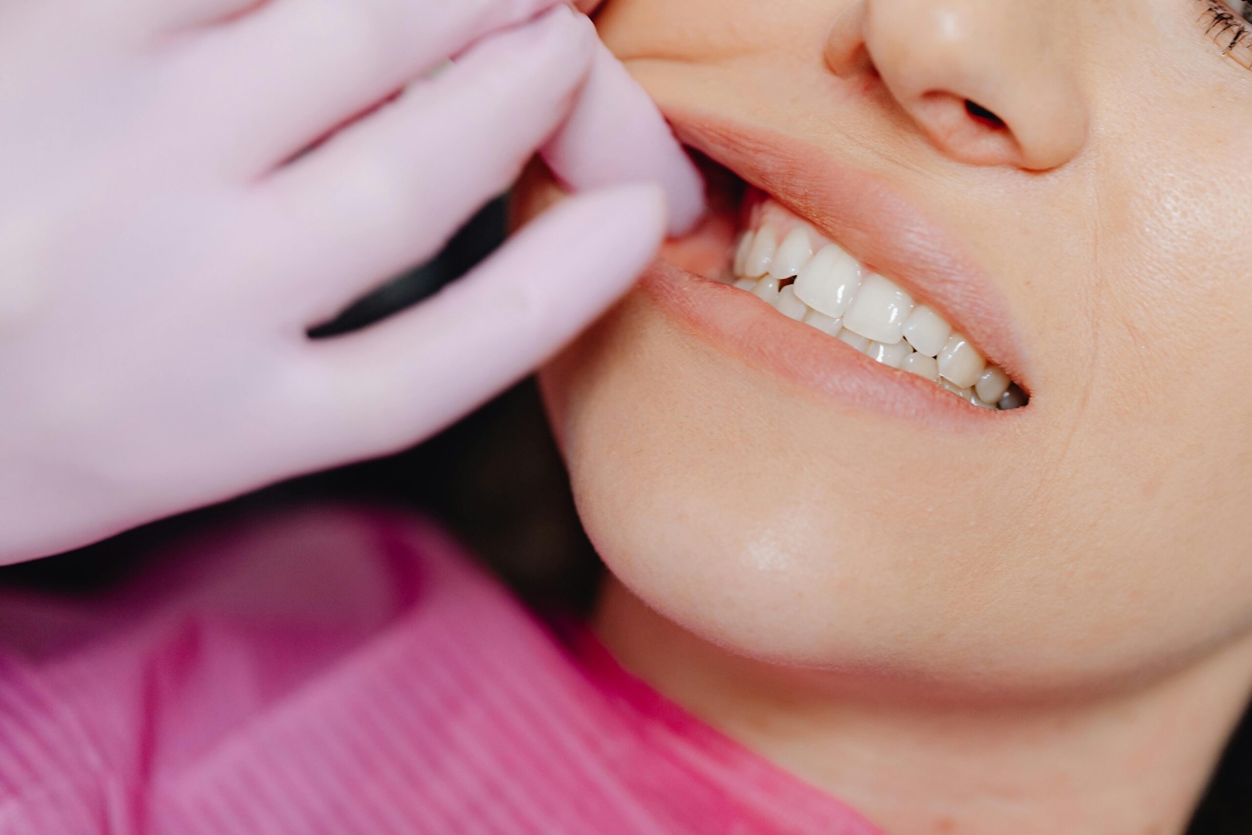 Servicios Ajuste de la forma de los dientes mediante contorneado dental en clínica odontológica