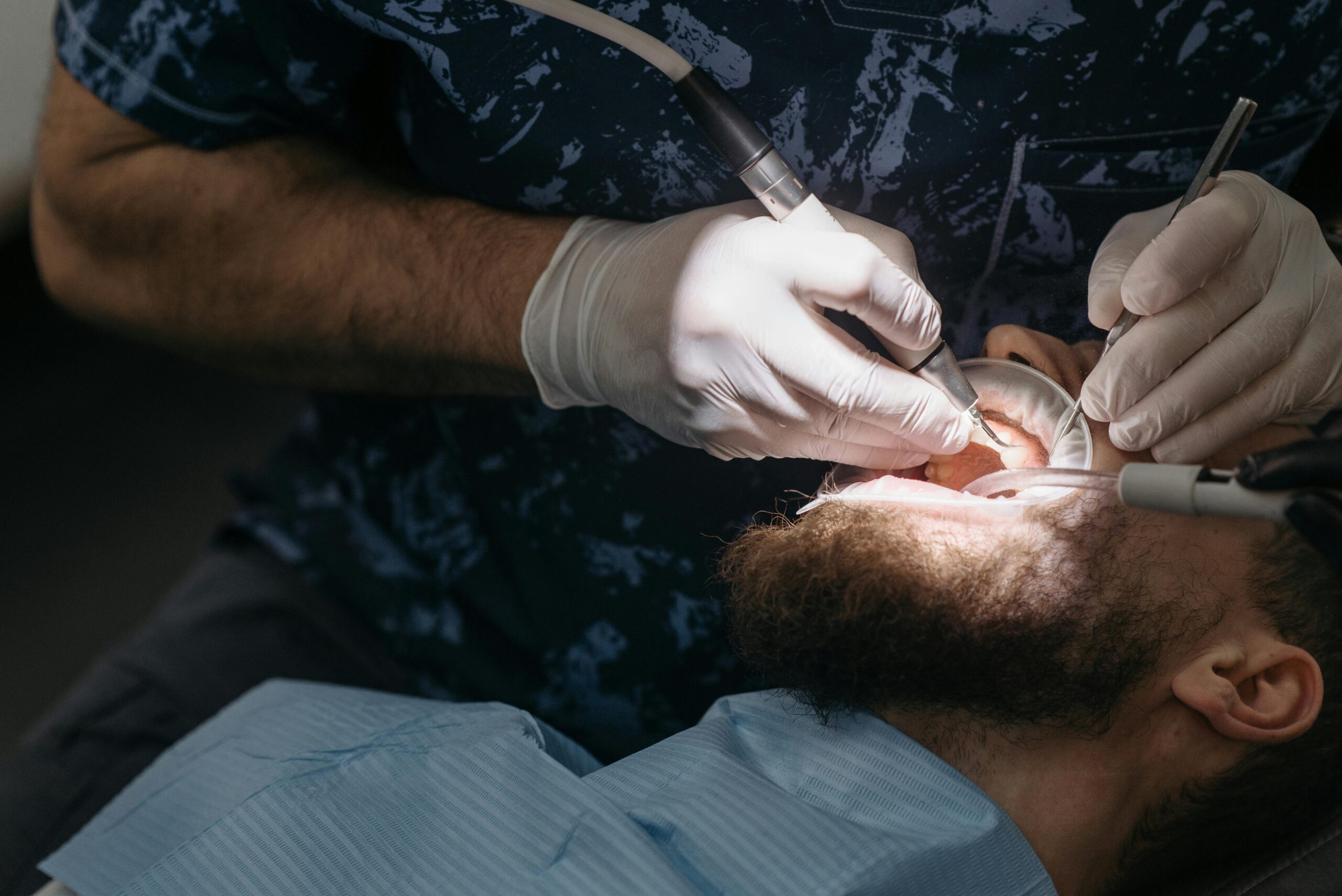Servicios Procedimiento de cirugía dental realizado por odontólogo en clínica moderna