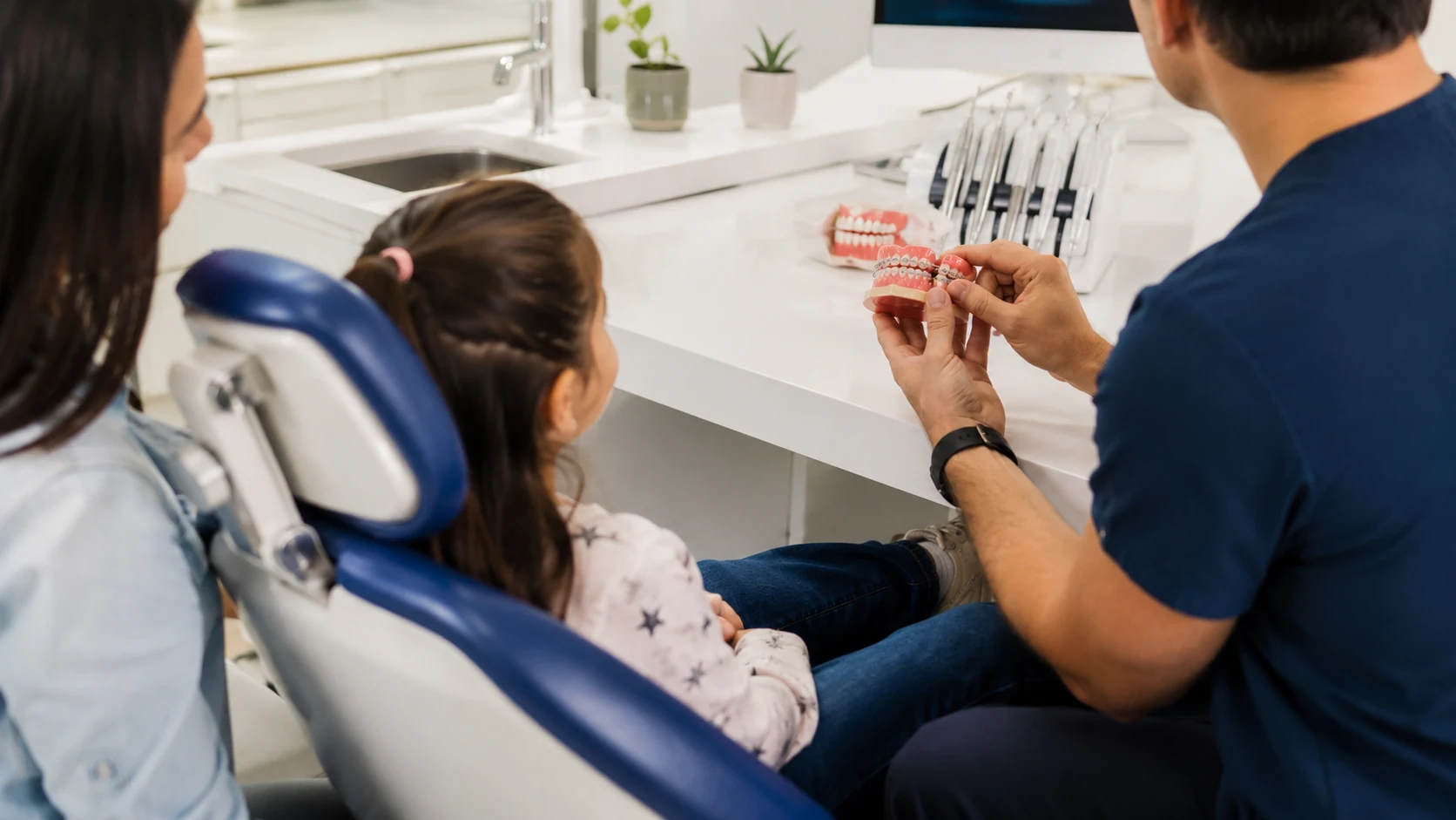 Niño en valoración de ortodoncia acompañado por su madre en consultorio dental