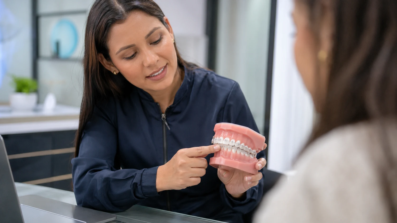 Profesional dental explicando las ventajas de los alineadores invisibles