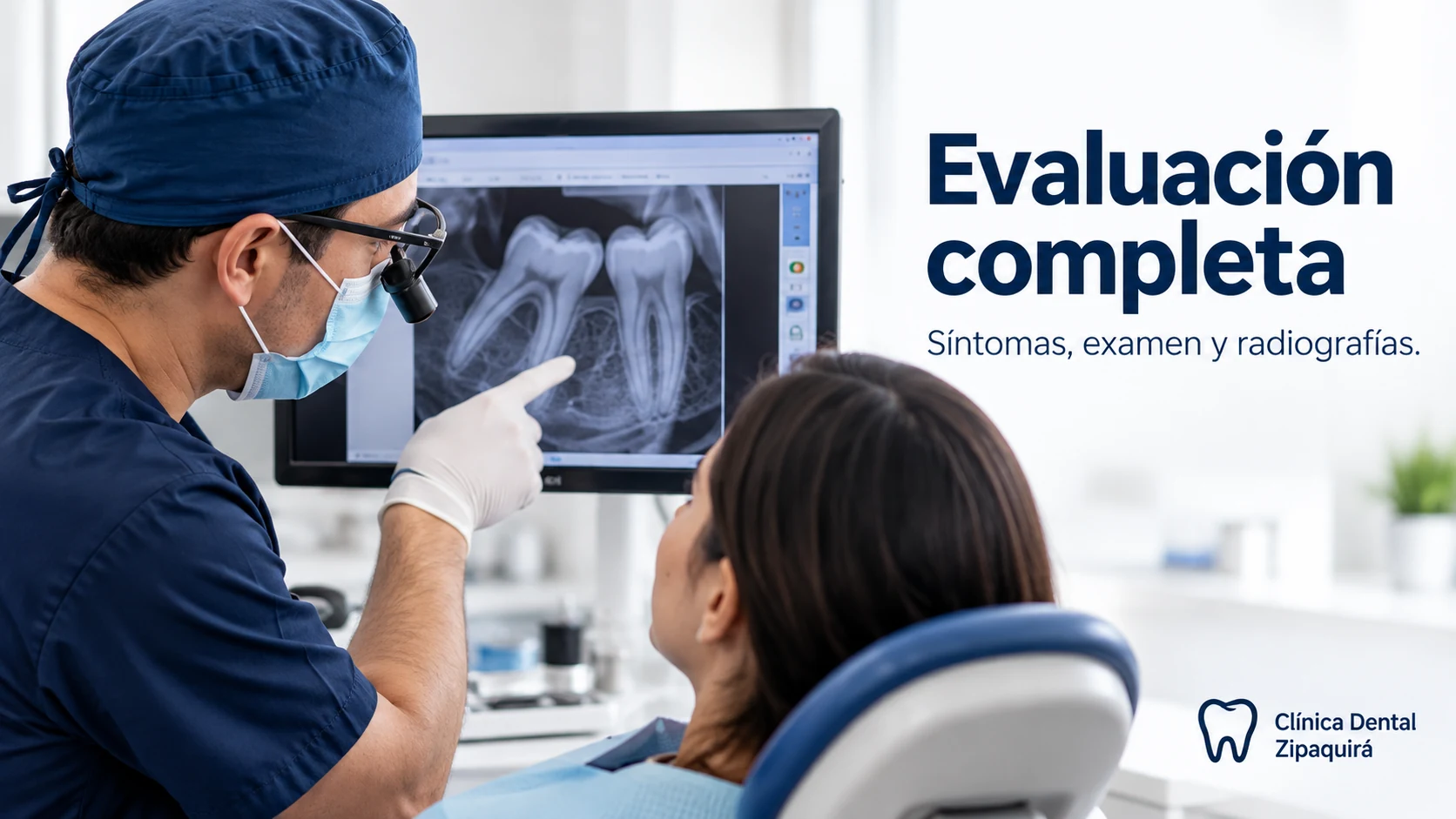 Profesional revisando una radiografía dental durante una valoración clínica.